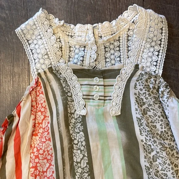 SOLD❤️❤️❤️ Cabi Whisper gauze crochet lace trim tank - Picture 3 of 7